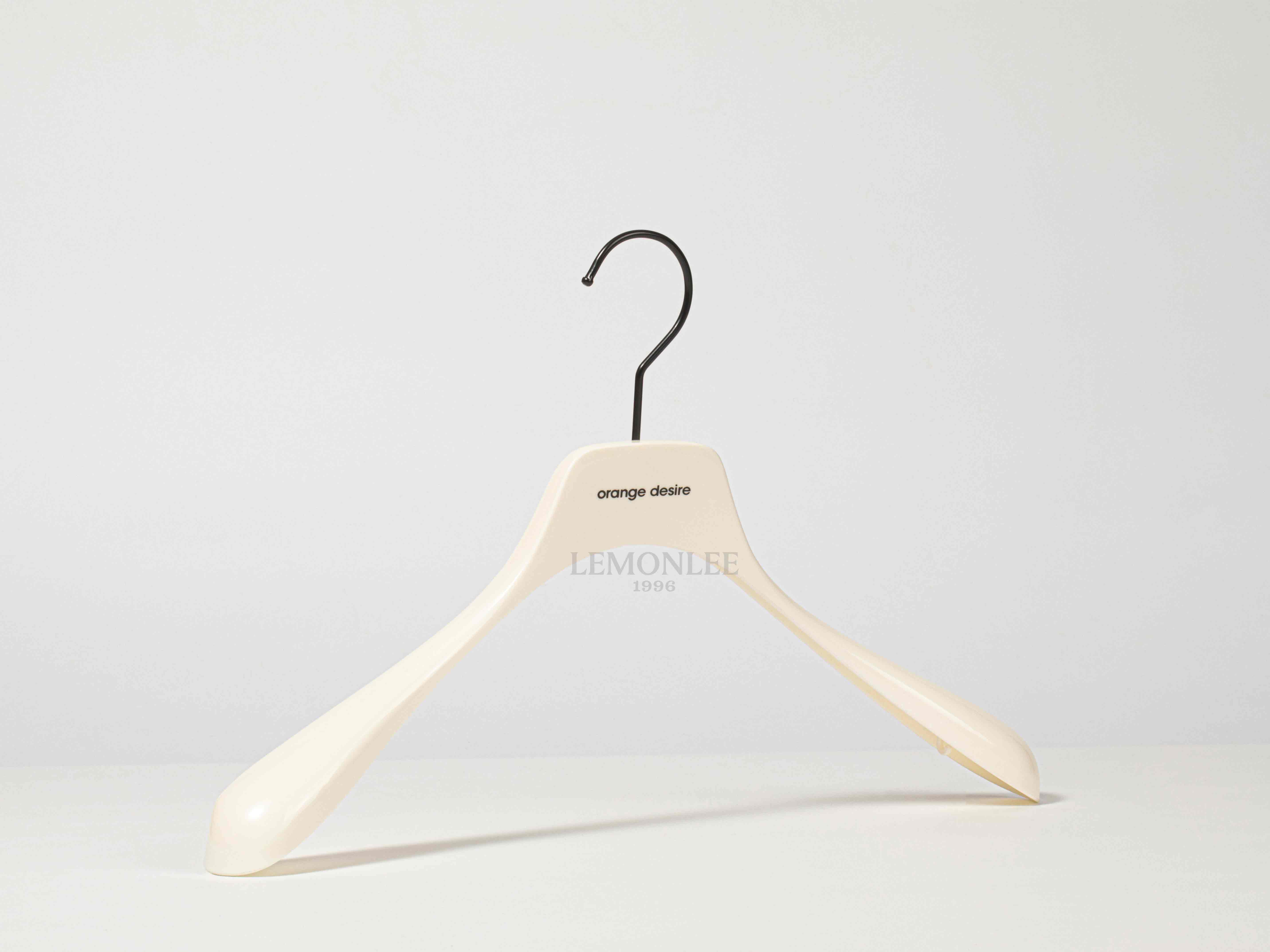 復(fù)古實(shí)木衣架17C020